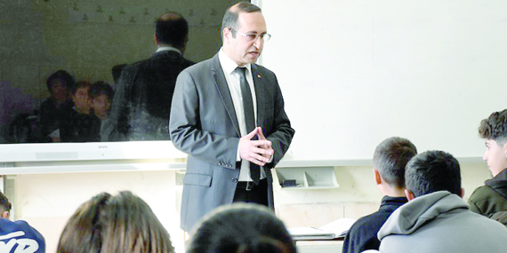 Görme engelli öğretmen, azmiyle ÖĞRENCİLERİNE ÖRNEK OLUYOR