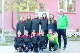 Tolga öğretmen köylerden gelen kız öğrencilere okulu futsa