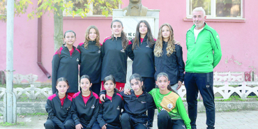 Tolga öğretmen köylerden gelen kız öğrencilere okulu futsa