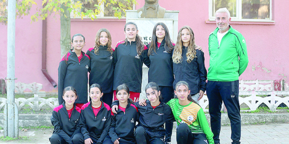 Kız öğrencilere okulu futsalla sevdirdi