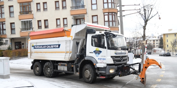 Pursaklar’da Kar Yağışıyla Birlikte Tüm Ekipler Sahada