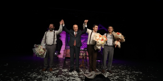 Meçhul Paşa izleyiciden tam not aldı  Yenimahalle Tiyatro Festivali devam ediyor