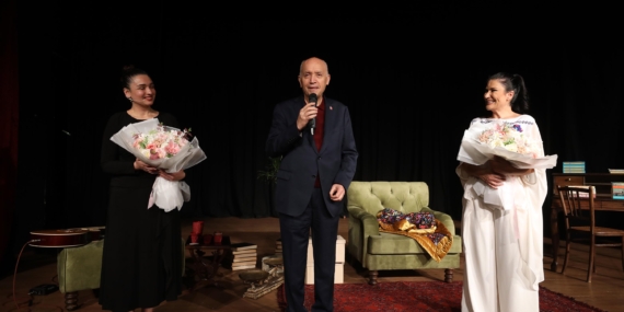 “Ama Değil Rağmen” izleyici ile buluştu Yenimahalle Tiyatro Festivali’nde İclal Aydın rüzgarı